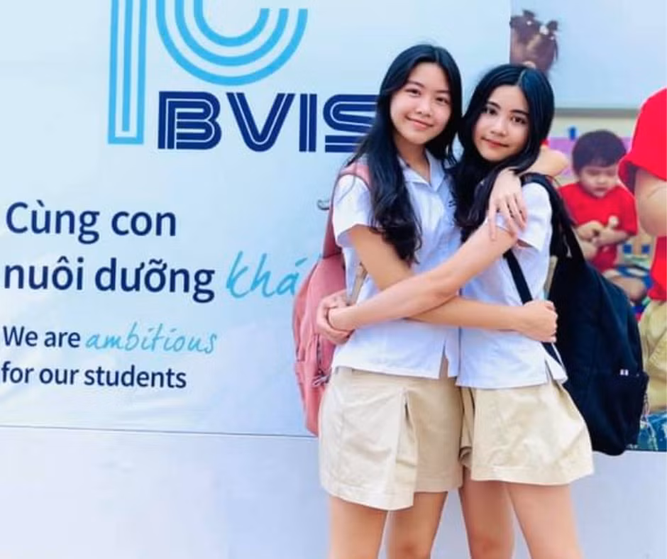 Lọ Lem và Hạt Dẻ từng khiến dân tình trầm trồ bởi vẻ ngoài xinh đẹp dù diện đồng phục đi học.