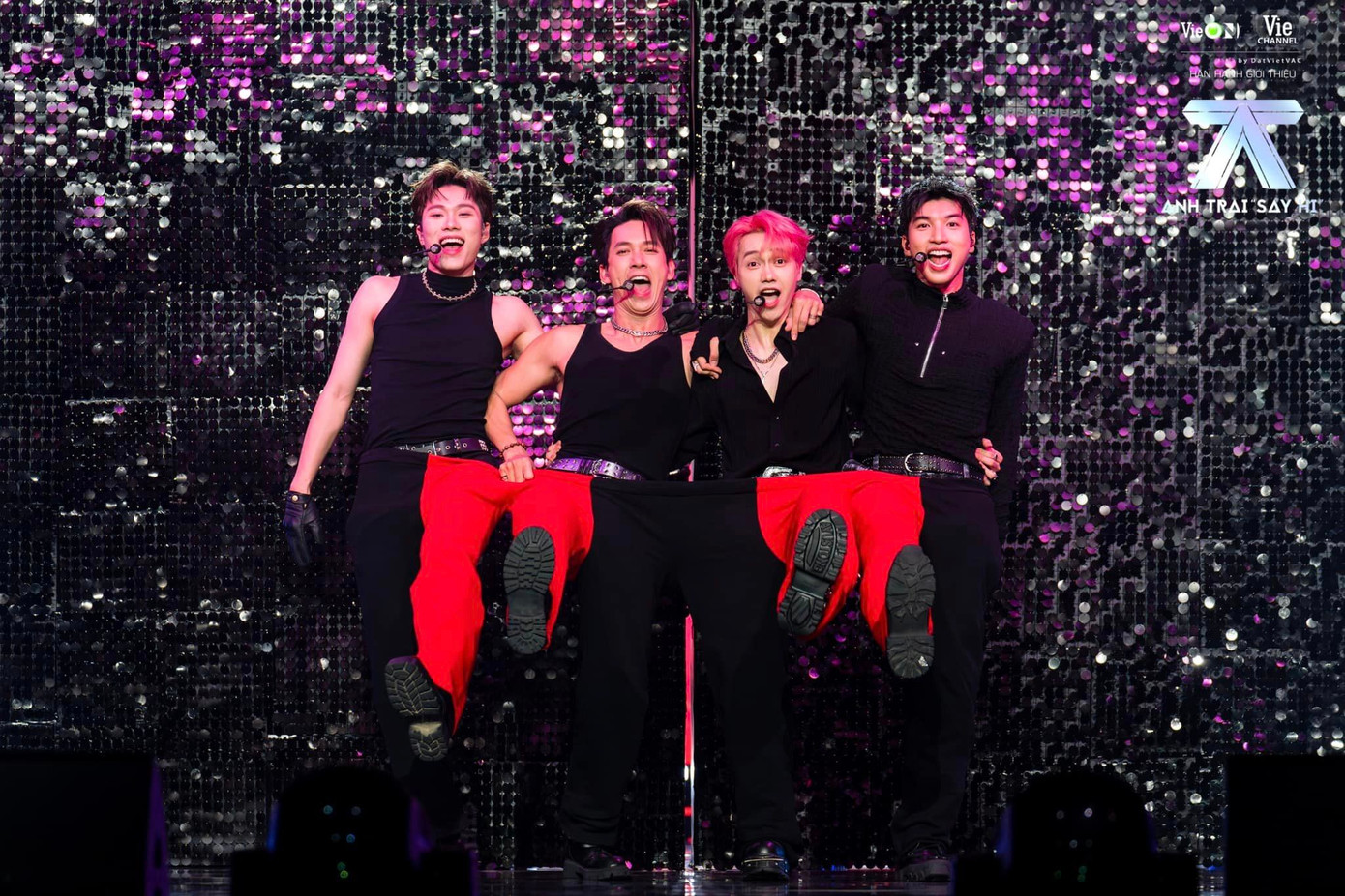 Chung đội với nhau ba lần, nam ca sĩ sinh năm 1997 vừa có phong cách hòa hợp với HIEUTHUHAI, vừa là &quot;ngoại lệ&quot; hiếm hoi của nam rapper.