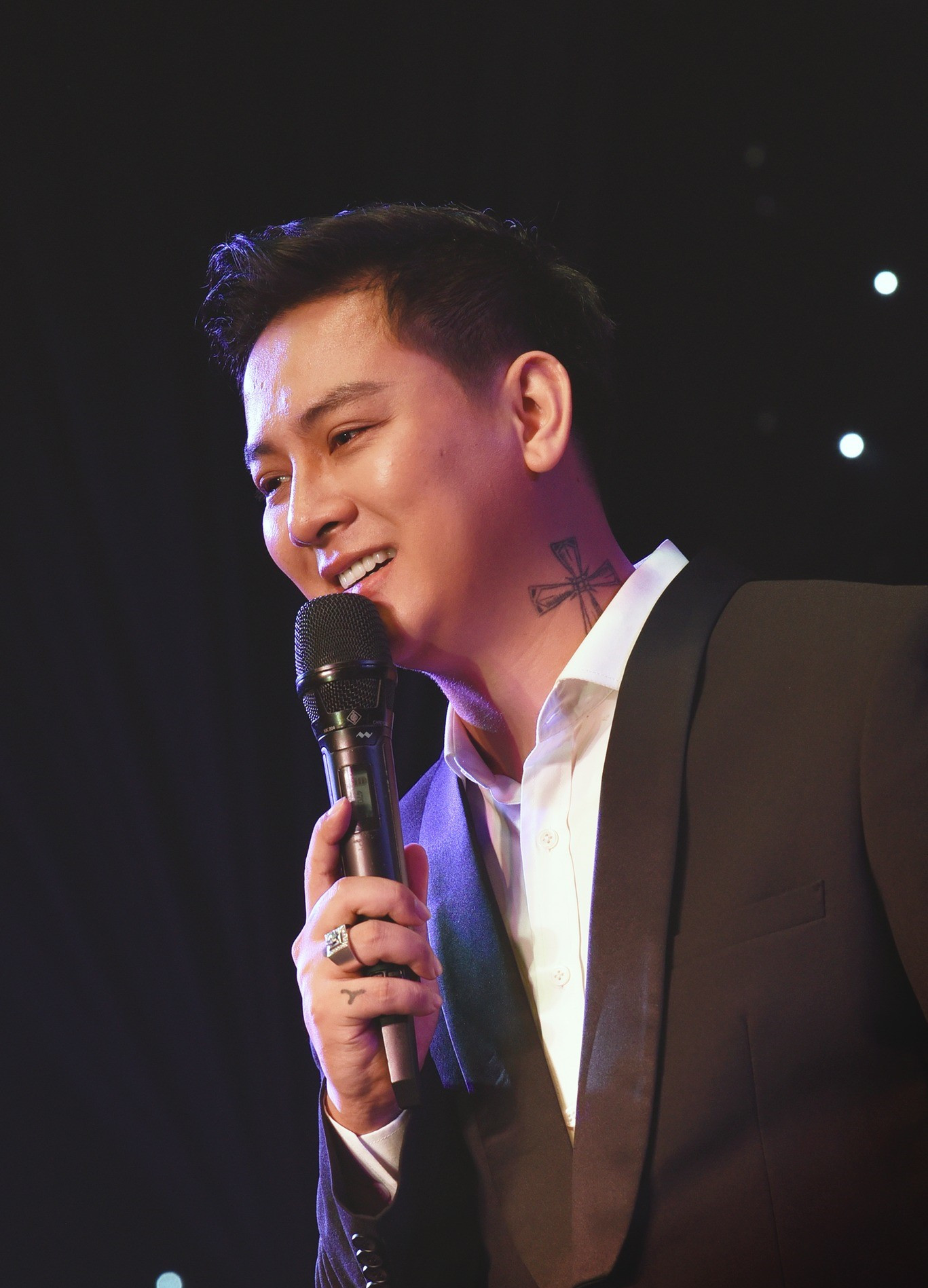 Hoài Lâm ở thời điểm hiện tại đã cải thiện nhan sắc và năng suất "chạy show" hơn. Hoài Lâm ở thời điểm hiện tại đã cải thiện nhan sắc và năng suất "chạy show" hơn.