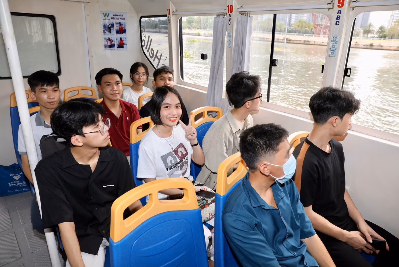Các tân sinh viên ngắm cảnh trên sông Bạch Đằng.