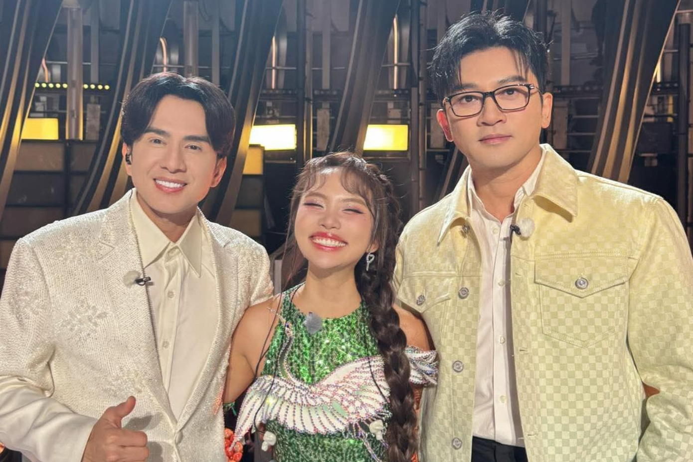 Giám khảo Đan Trường, Tô Hữu Bằng cùng với "em xinh" Phương Mỹ Chi. Nguồn ảnh: BTC. Giám khảo Đan Trường, Tô Hữu Bằng cùng với "em xinh" Phương Mỹ Chi. Nguồn ảnh: BTC.