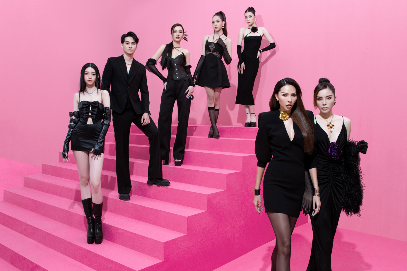 Là đội hình sở hữu nhiều gương mặt sáng giá nhất, dàn "gà chiến" team Minh Triệu - Kỳ Duyên nhanh chóng thu hút sự chú ý từ fan sắc đẹp.