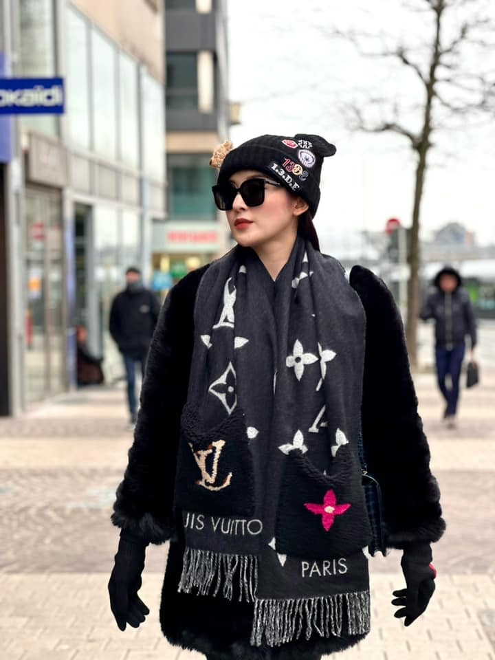 Ở Luxembourg, Huyền My chọn khăn họa tiết của Louis Vuitton giá khoảng 62 triệu đồng.