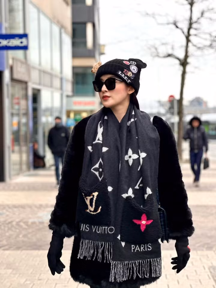 Ở Luxembourg, Huyền My chọn khăn họa tiết của Louis Vuitton giá khoảng 62 triệu đồng.