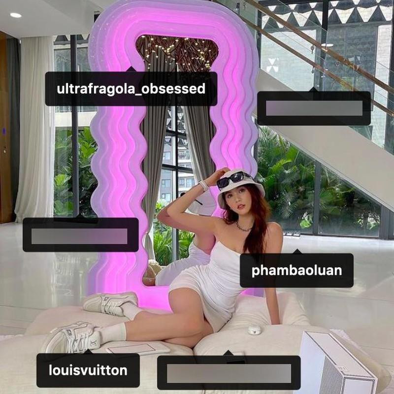 Chiếc gương &quot;sóng gió&quot; của Ngọc Trinh.