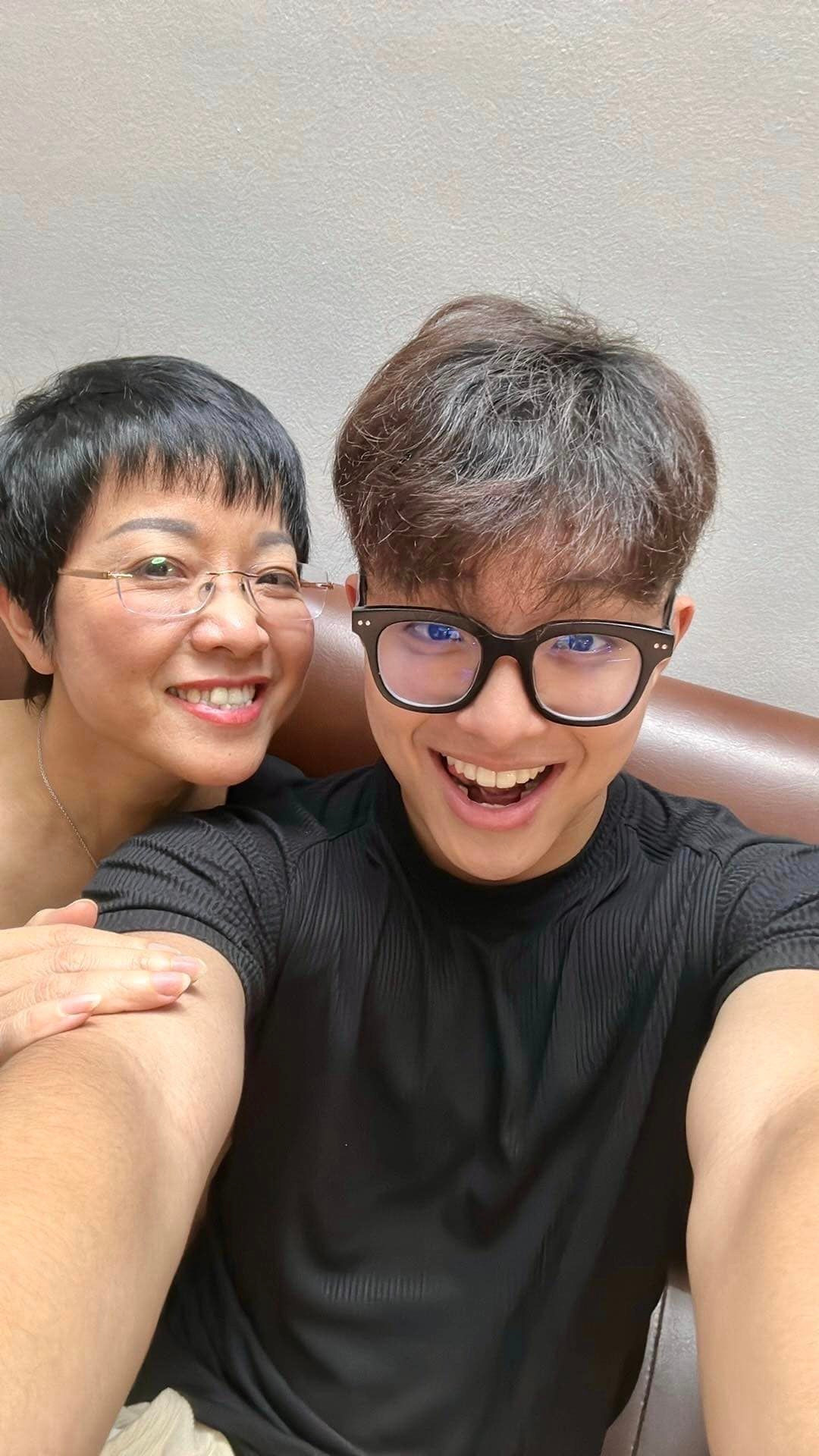 Sau cuộc hôn nhân đổ vỡ của bố mẹ, Gia Bảo khẳng định sẵn sàng ủng hộ mẹ có hạnh phúc mới. &quot;Chỉ cần một người sẵn sàng ở bên quan tâm, chăm sóc mẹ, tôi sẽ gọi người đó là bố.&quot;