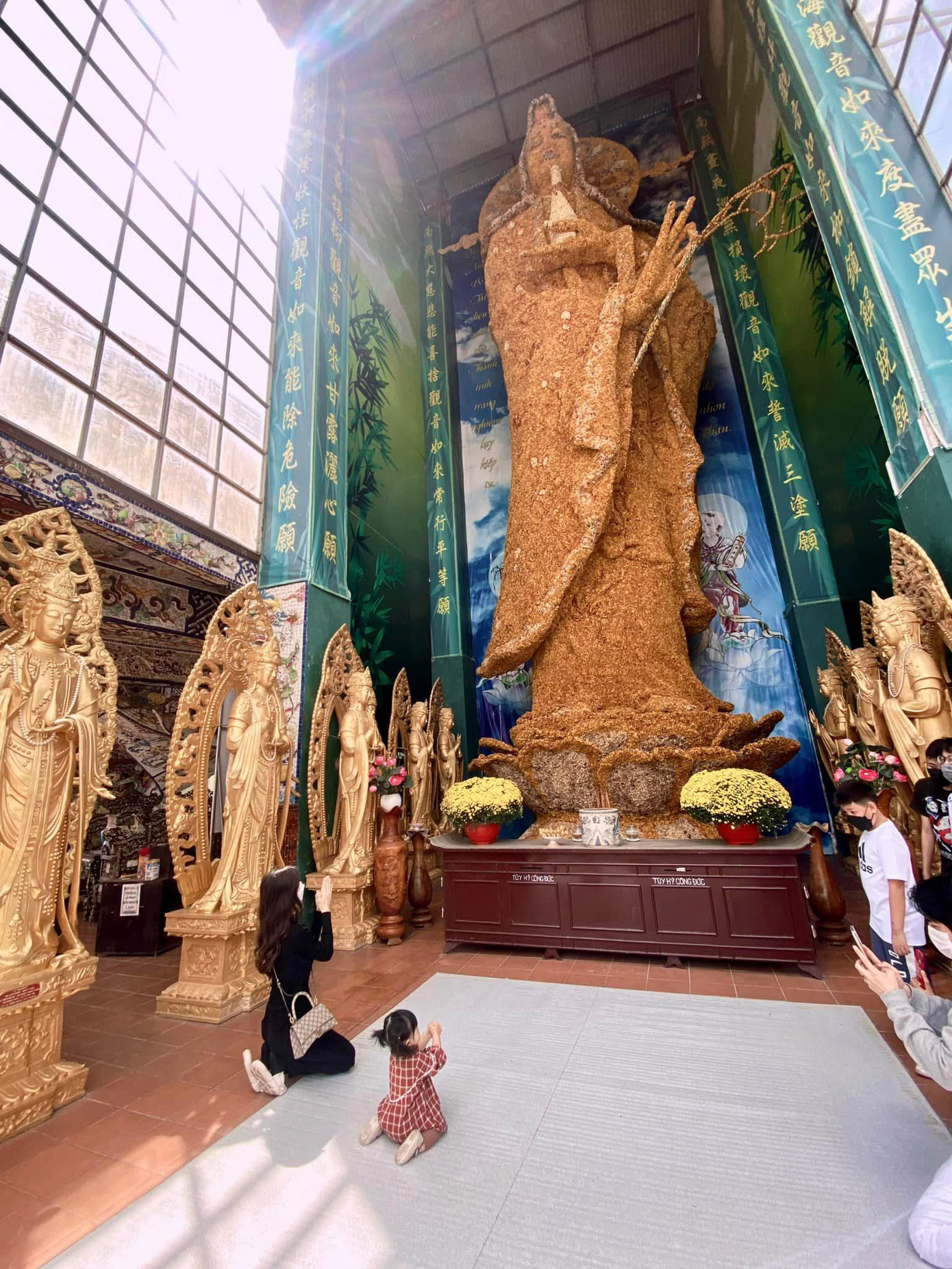 Hình ảnh đi chùa đầu năm của gia đình Đông Nhi - Ông Cao Thắng.