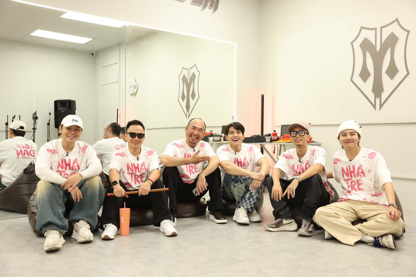 Một số khán giả còn hóm hỉnh nếu trong tiết mục thiếu vai nữ hoặc cần trợ diễn, các anh trai có thể nhờ sự trợ giúp của... BB Trần.