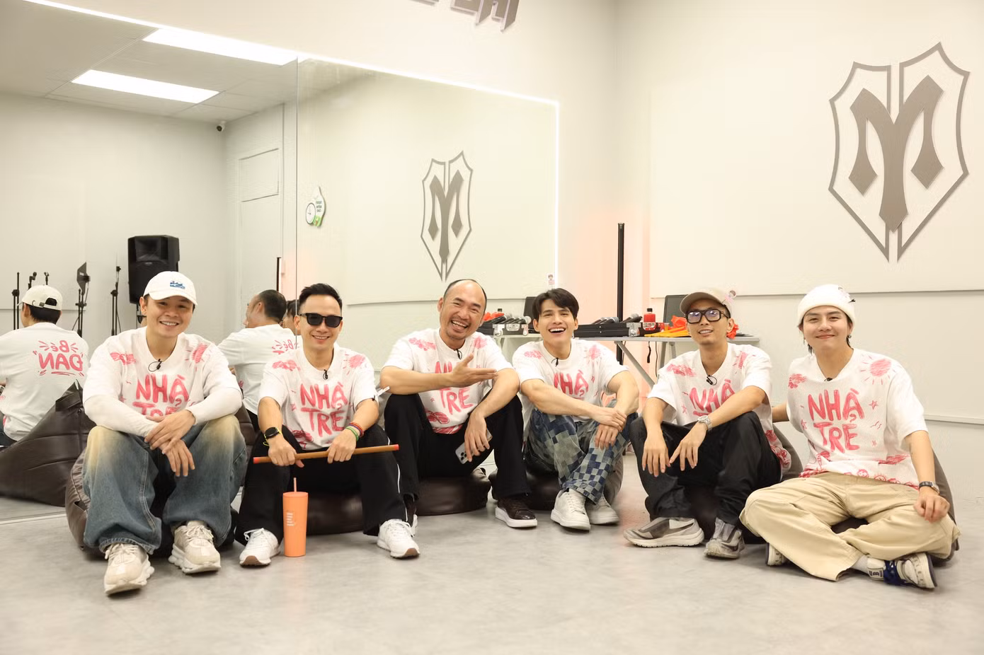 Một số khán giả còn hóm hỉnh nếu trong tiết mục thiếu vai nữ hoặc cần trợ diễn, các anh trai có thể nhờ sự trợ giúp của... BB Trần.