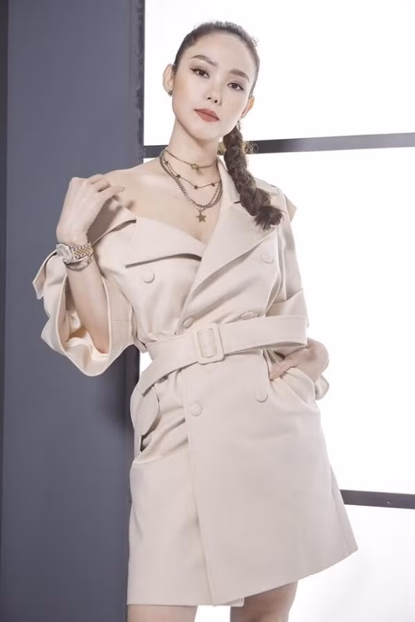 Cô nàng chuộng style thanh lịch, sang trọng với đầm blazer và phụ kiện rực rỡ.