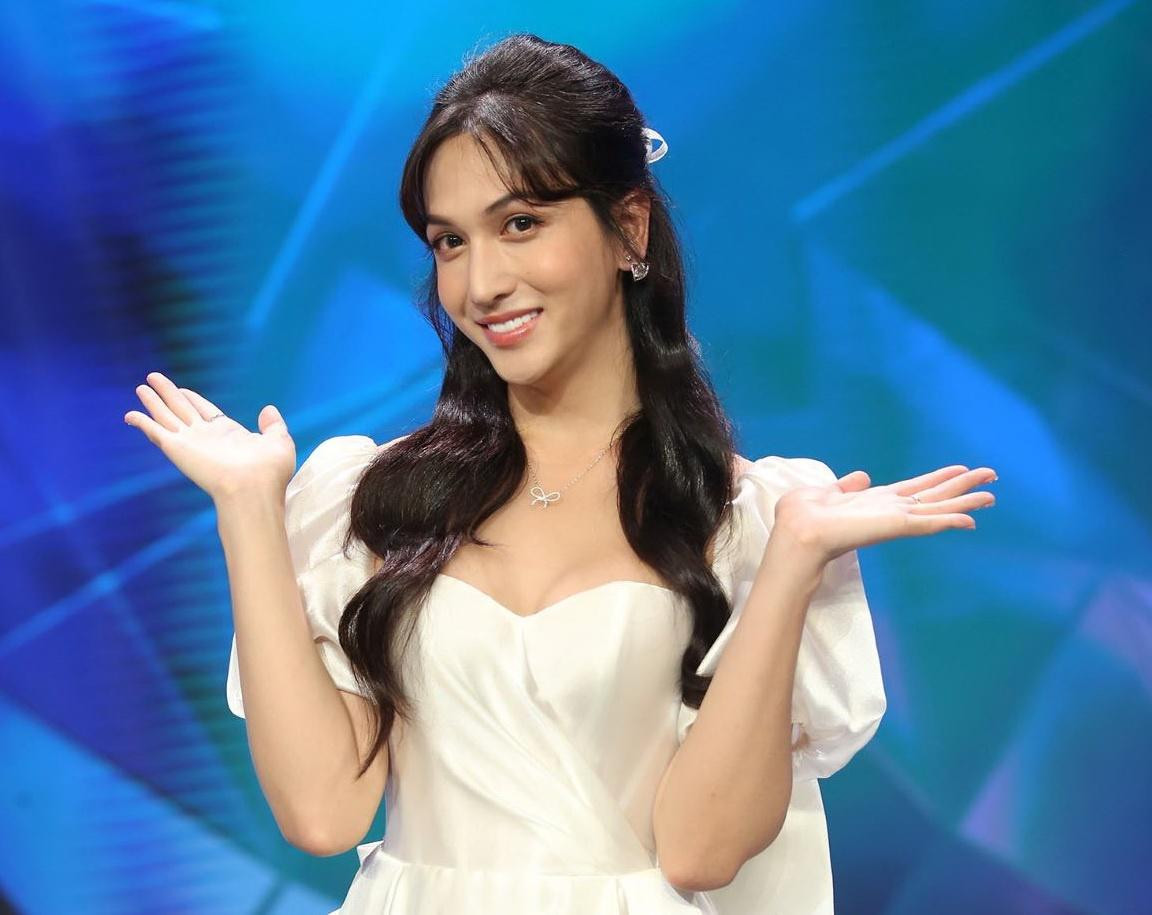 Người đẹp chuyển giới cũng từng ngồi "ghế nóng" trong tập 1 của Người Ấy Là Ai 2022.