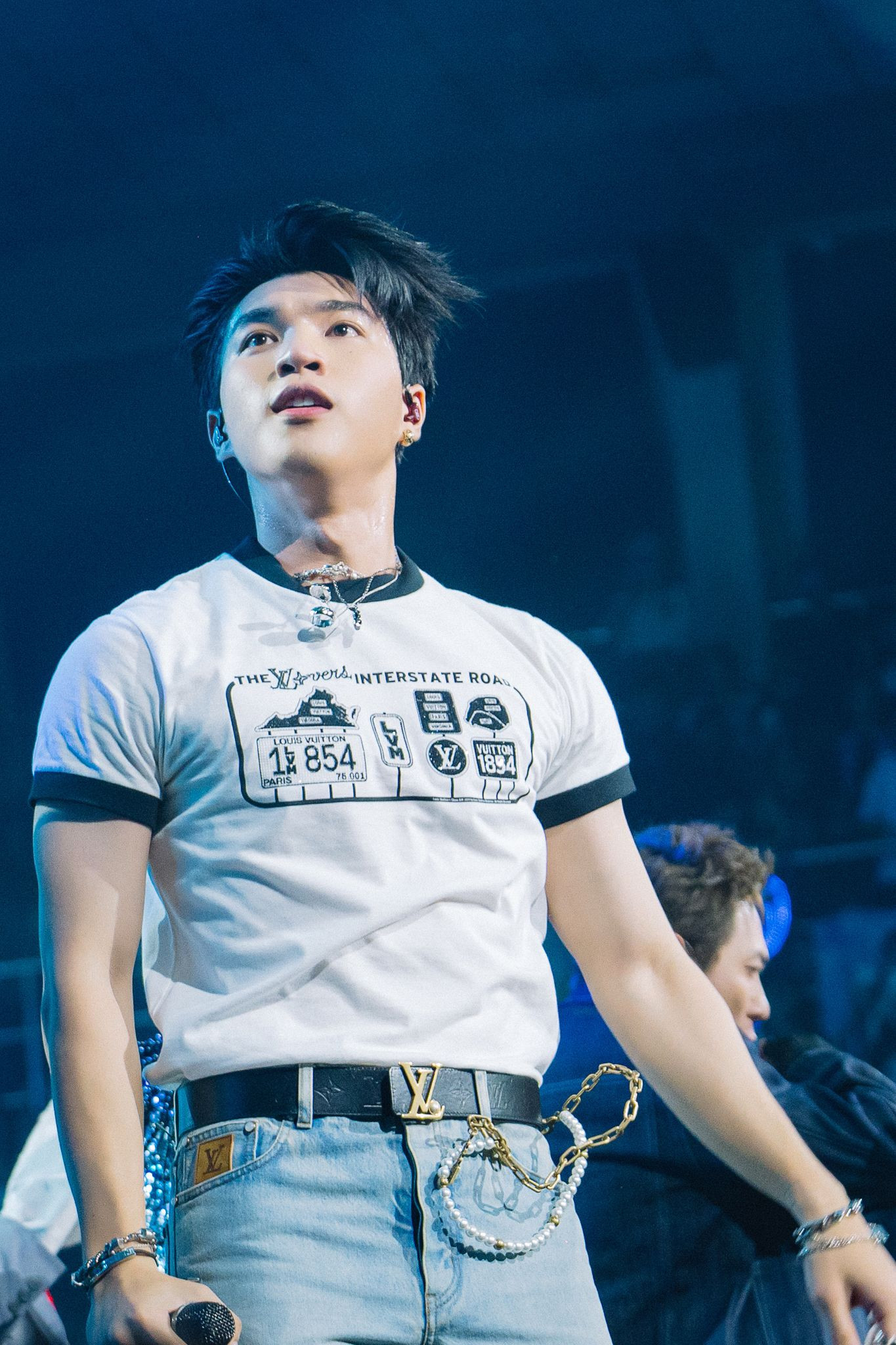 Chỉ với áo thun, quần jeans sáng màu và thắt lưng cách điệu, HIEUTHUHAI vẫn khiến các SUNDAYs "chao đảo". Chỉ với áo thun, quần jeans sáng màu và thắt lưng cách điệu, HIEUTHUHAI vẫn khiến các SUNDAYs "chao đảo".