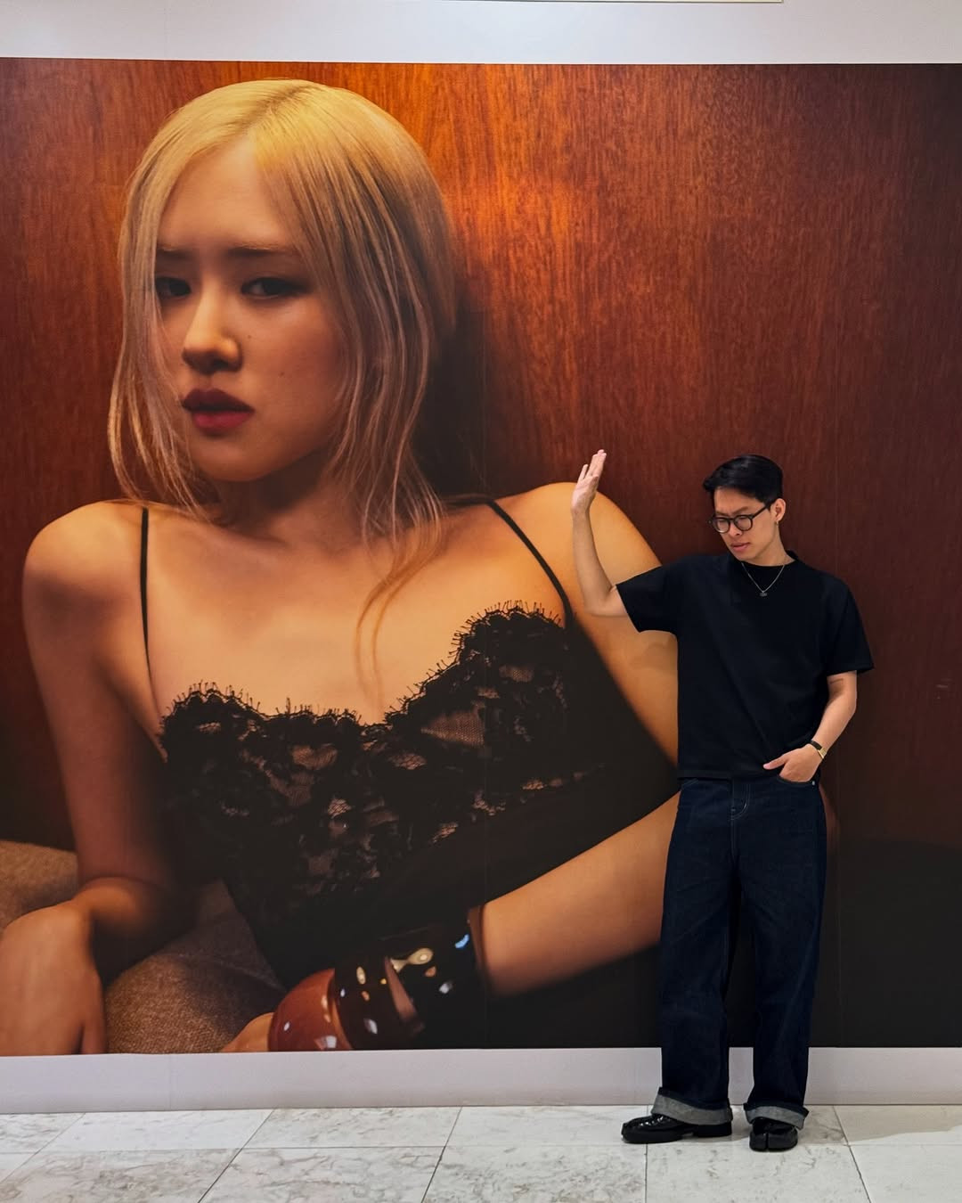 Nam rapper diện nguyên "cây đen" để đi "gặp" thần tượng. Nam rapper diện nguyên "cây đen" để đi "gặp" thần tượng.