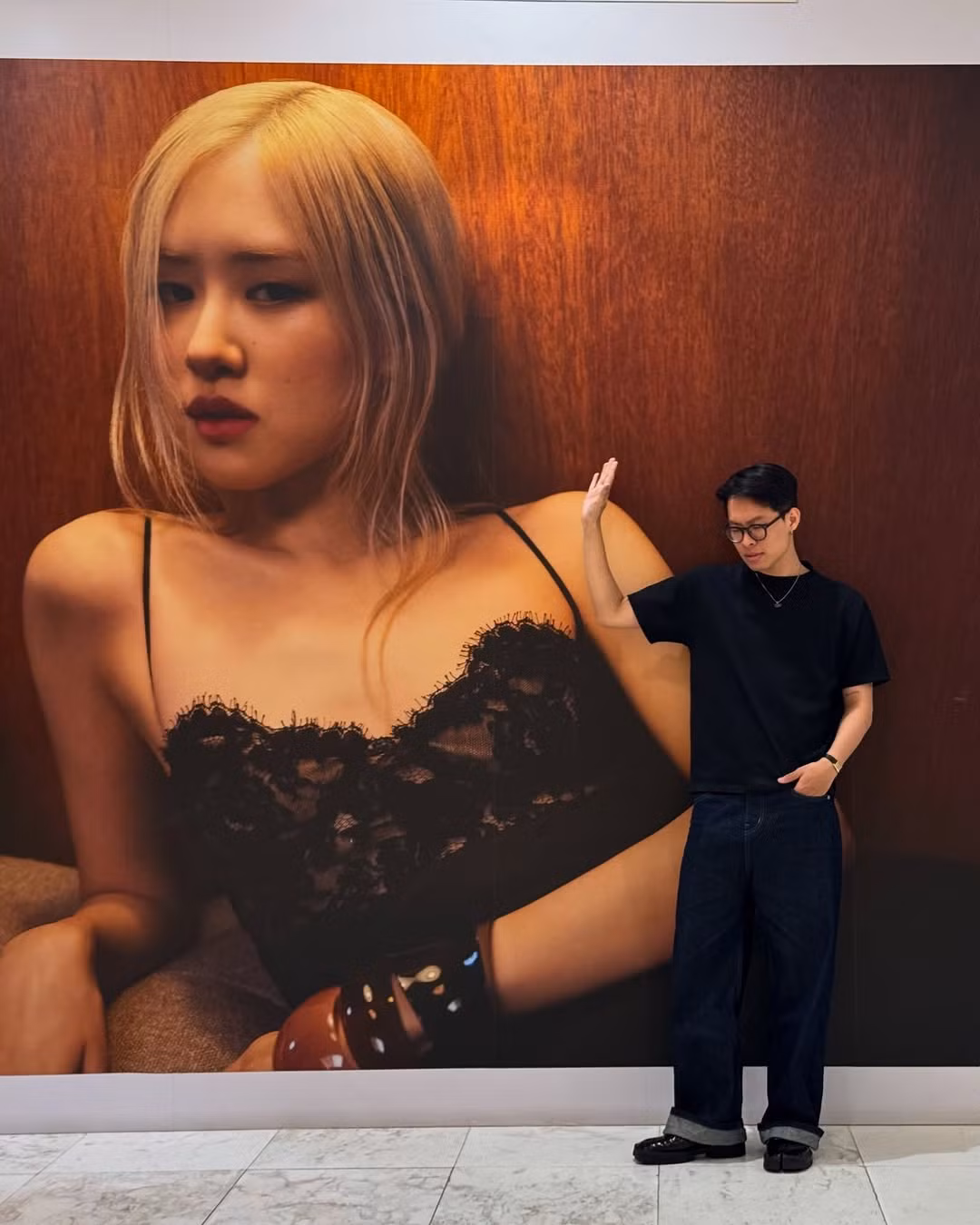 Nam rapper diện nguyên "cây đen" để đi "gặp" thần tượng.