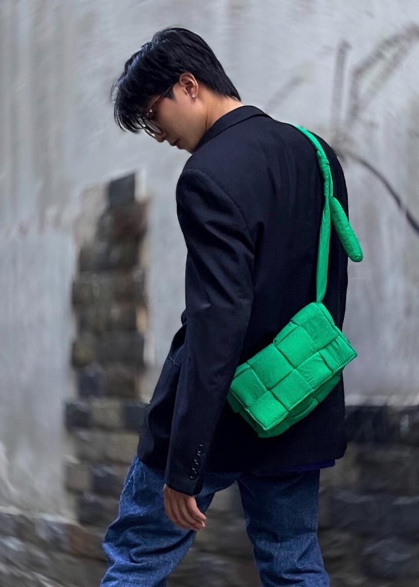 Đỗ Phong phối áo thun với vest cùng quần jeans và túi xách trông có phần "bụi bặm".