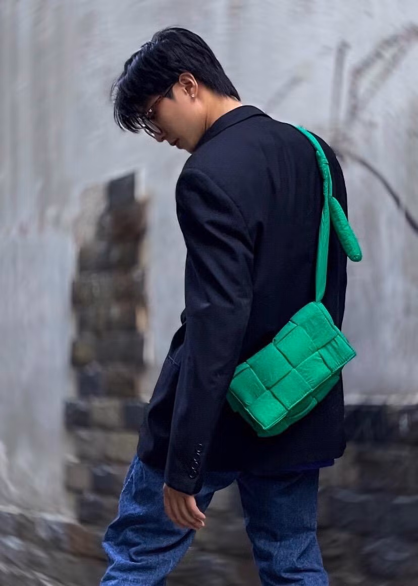 Đỗ Phong phối áo thun với vest cùng quần jeans và túi xách trông có phần "bụi bặm". Đỗ Phong phối áo thun với vest cùng quần jeans và túi xách trông có phần "bụi bặm".