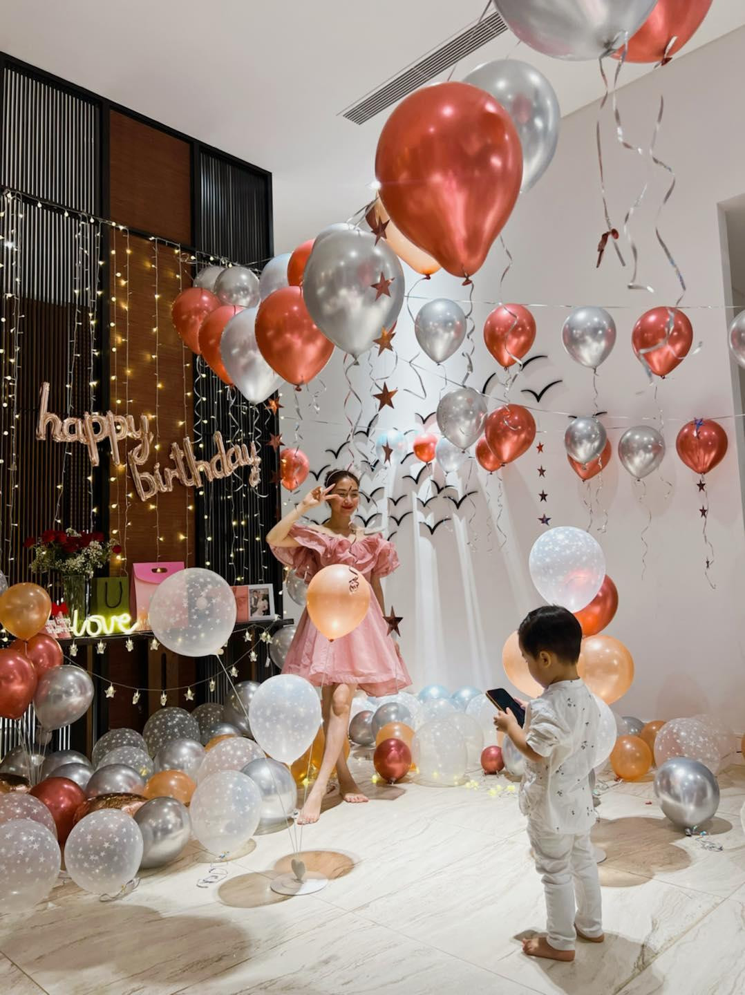 Nhóc tỳ khiến cộng đồng mạng thích thú với khoảnh khắc làm "nhiếp ảnh gia" cho mẹ.