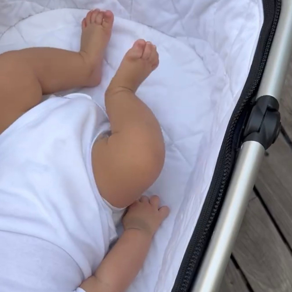 &quot;Mẹ đang ăn cơm mà anh hét một cái là mẹ lùa cho nó nhanh! Nuôi anh cũng nhàn lắm&quot; - Tăng Thanh Hà dí dỏm tiết lộ về sự tinh nghịch của cậu út.