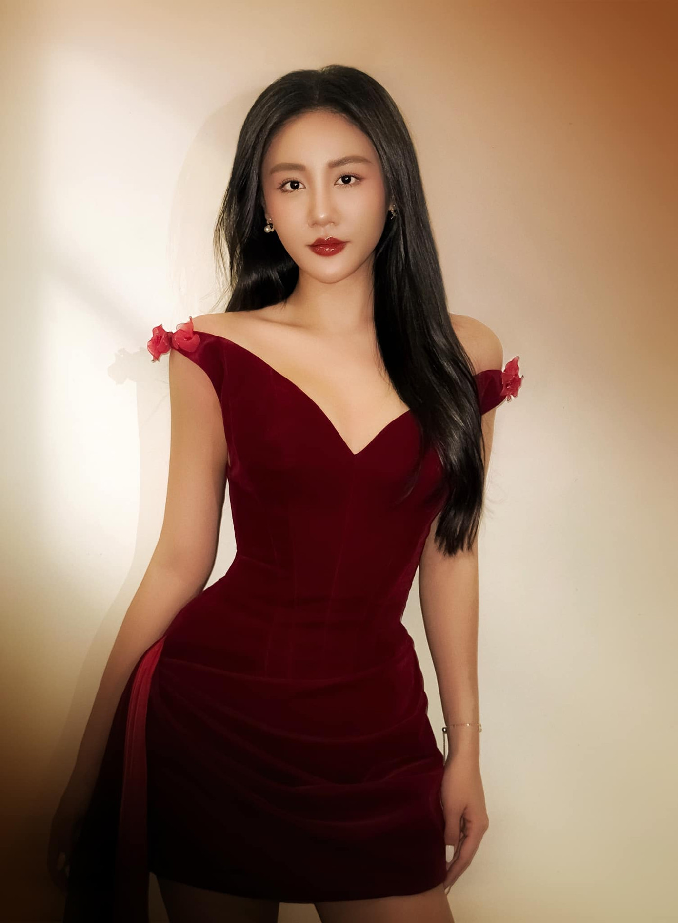 Văn Mai Hương sinh năm 1994, từng đoạt Á quân Vietnam Idol 2010.