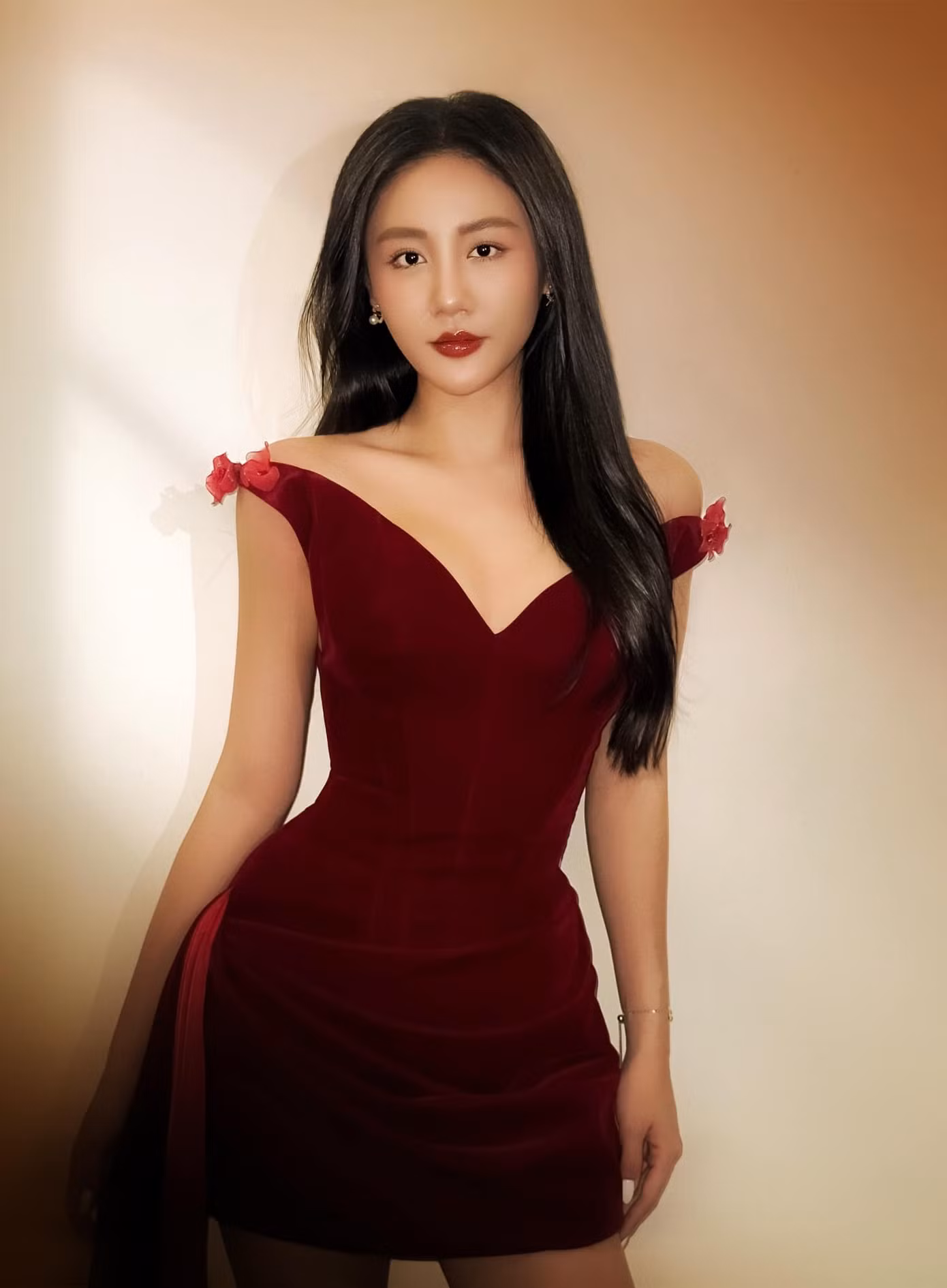 Văn Mai Hương sinh năm 1994, từng đoạt Á quân Vietnam Idol 2010.