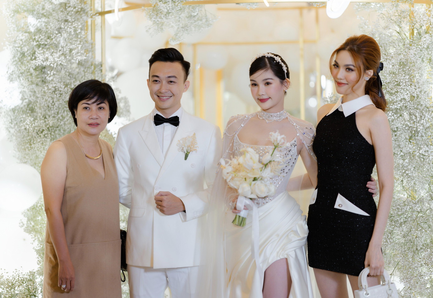 Siêu mẫu Lan Khuê góp mặt trong đám cưới của "cặp đôi tháng 11".