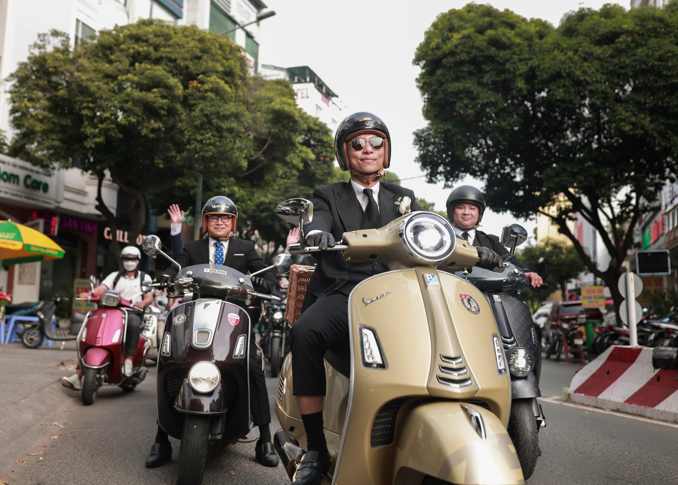 Hình ảnh cool ngầu của &quot;team đón dâu&quot;.