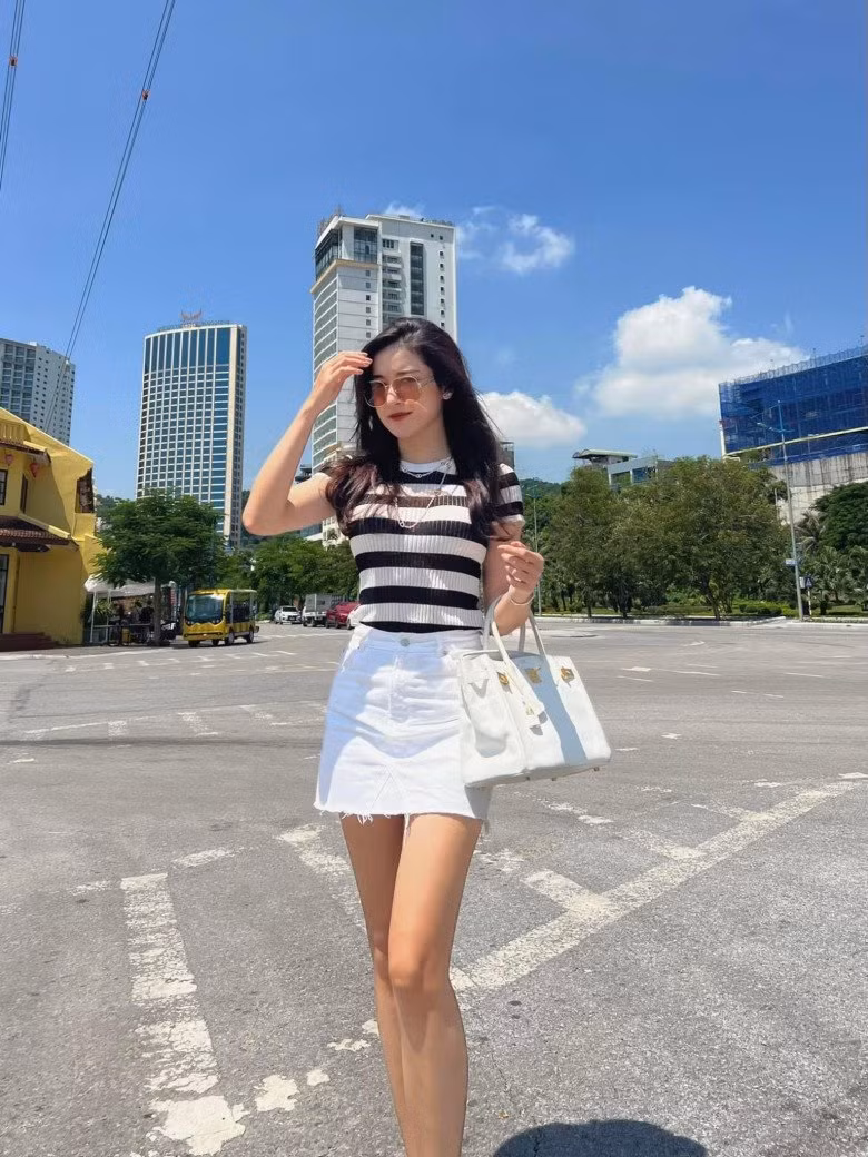 Trong chuyến du lịch mùa hè, Huyền My chọn chiếc túi Hermès Birkin màu trắng có giá 11.900 USD (khoảng 276 triệu đồng).