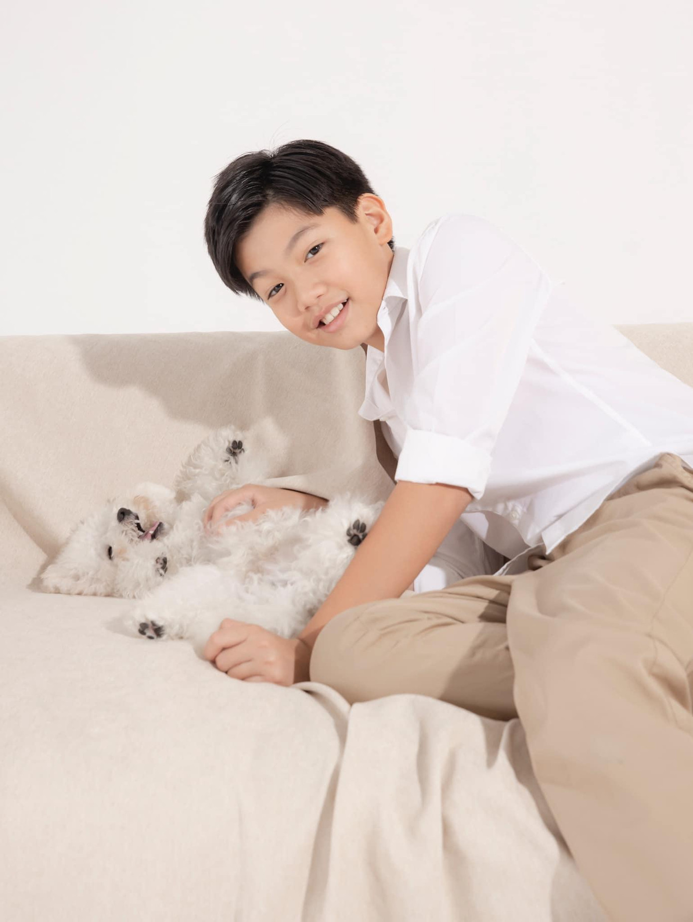 Vẻ ngoài điển trai của Subeo với sơ mi trắng trong bộ ảnh mới.