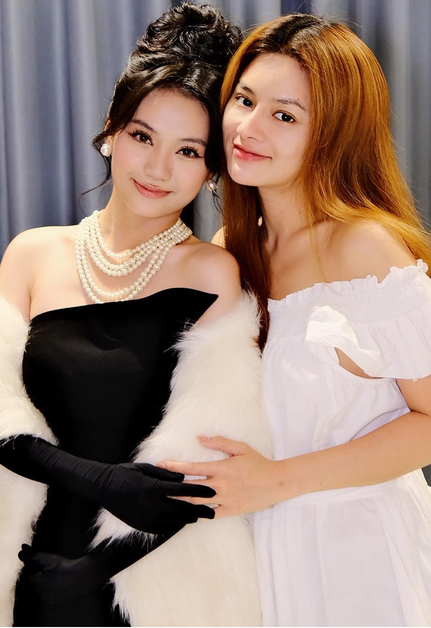 Vũ Thu Phương chụp ảnh với Kim Ngọc trước Prom (buổi dạ hội cuối cấp).