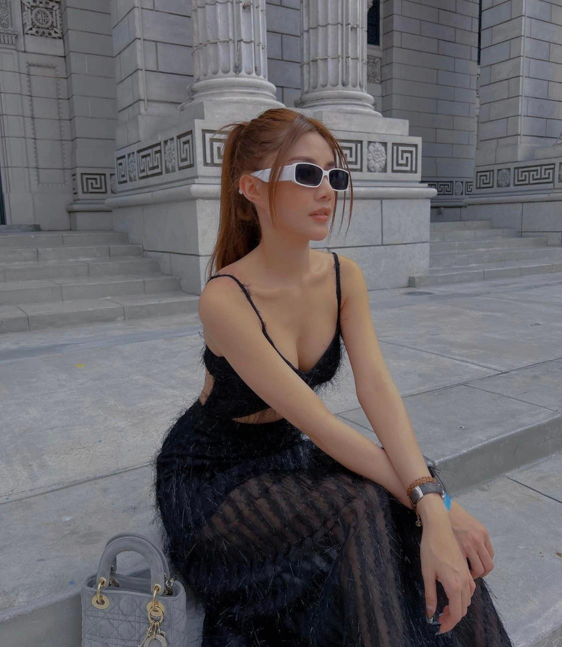 Mắt kính là phụ kiện không thể thiếu của Tuyết Kha để các outfit của cô nàng thêm phần &quot;chất chơi&quot;, cá tính.