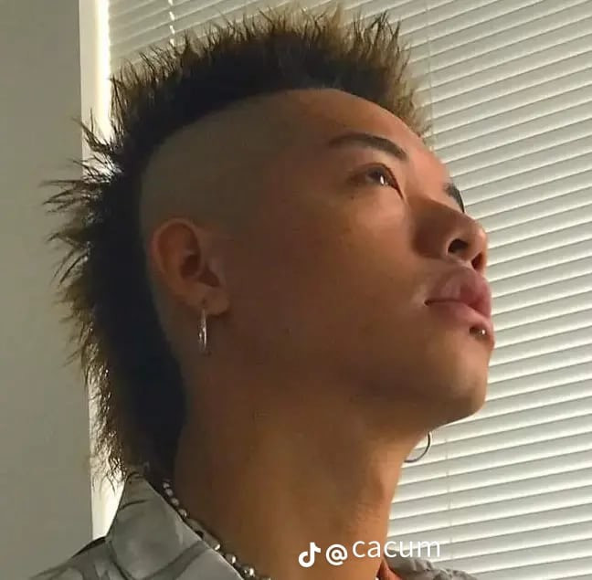 Mái tóc "giật điện" của WEAN cũng bị đào lại. Mái tóc "giật điện" của WEAN cũng bị đào lại.