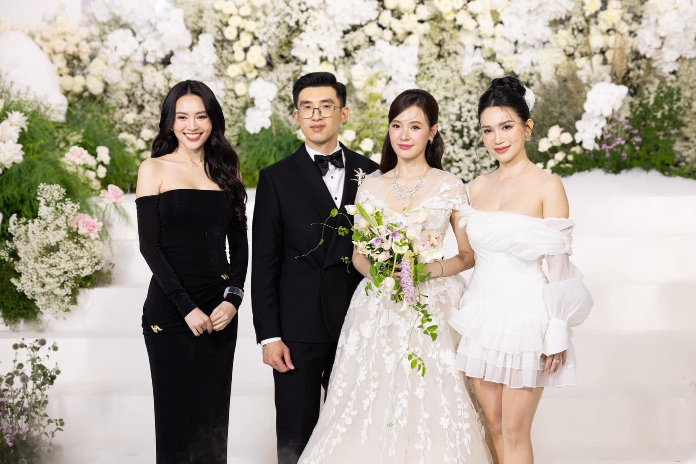 Dù diện thiết kế váy đơn giản, Lan Ngọc và Sĩ Thanh vẫn được khen ngợi.