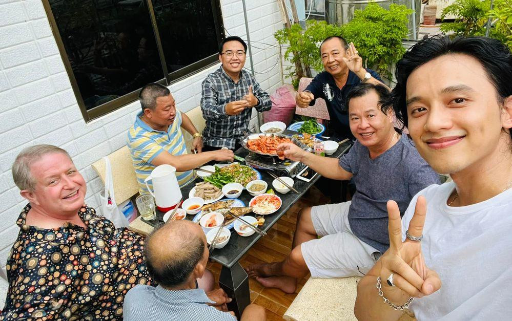 Mai Tài Phến chụp ảnh cùng bạn bè, người thân. Mai Tài Phến chụp ảnh cùng bạn bè, người thân.