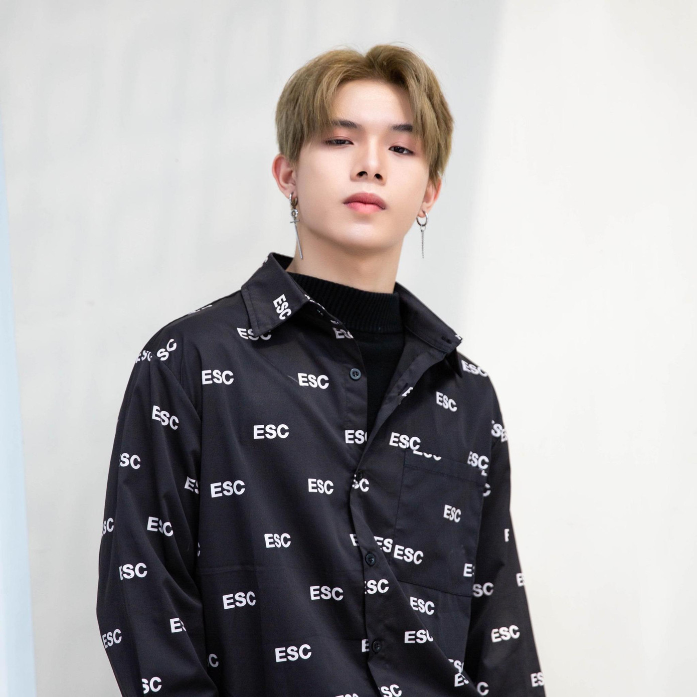 Trai đẹp Gen Z gây ấn tượng bởi gương mặt điển trai và thần thái cuốn hút.