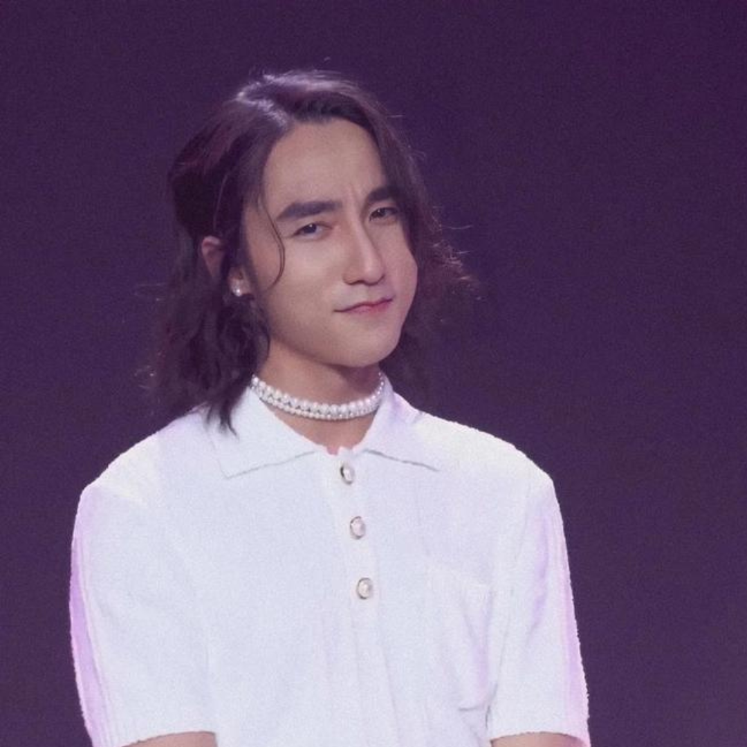 Hình ảnh khiến dân tình bàn tán xôn xao thời gian dài của giọng ca gốc Thái Bình.