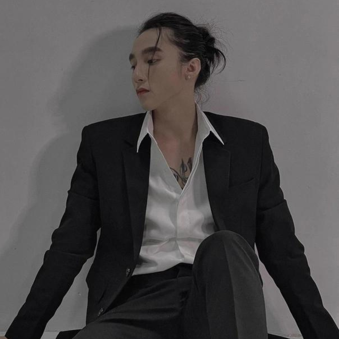 Sơn Tùng biến hóa với kiểu tóc dài cột cao, kết hợp với vest đen lịch lãm. Giao diện này lại nhận về khá nhiều lời khen từ netizen.