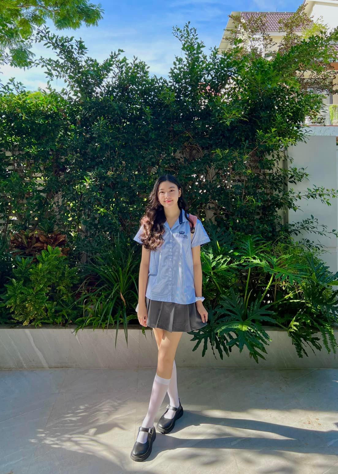 "Hoa hậu tương lai" nhà MC Quyền Linh xinh đẹp trong bộ đồng phục đến trường.