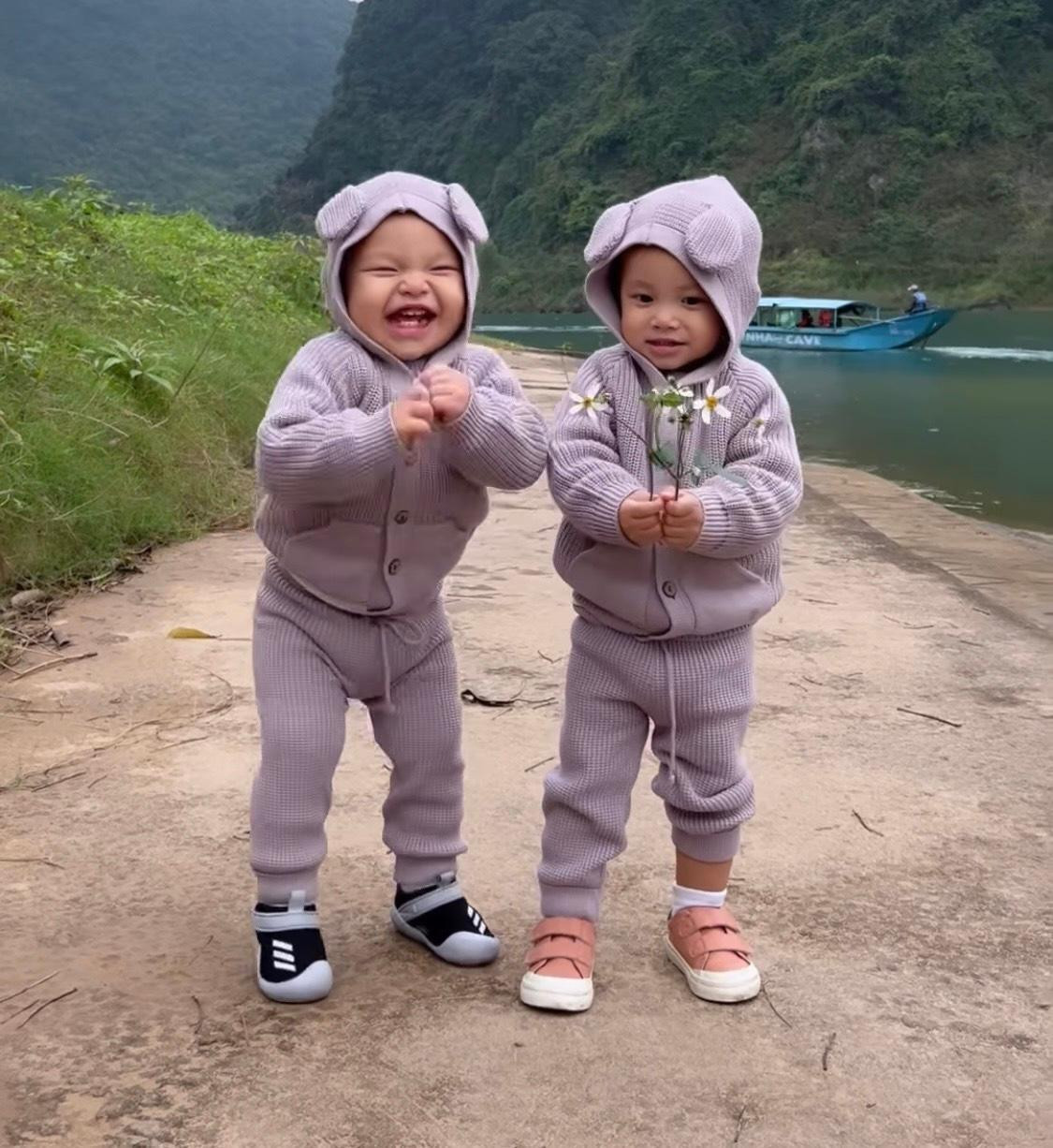 Cậu út nhà Hà Hồ - Kim Lý &quot;bung lụa&quot; khi nghe thấy tiếng nhạc Baby Shark vang lên.