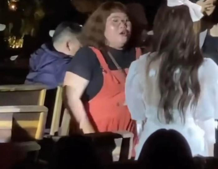 Hình ảnh viral trên MXH trong một đêm diễn của Hòa Minzy. Hình ảnh viral trên MXH trong một đêm diễn của Hòa Minzy.