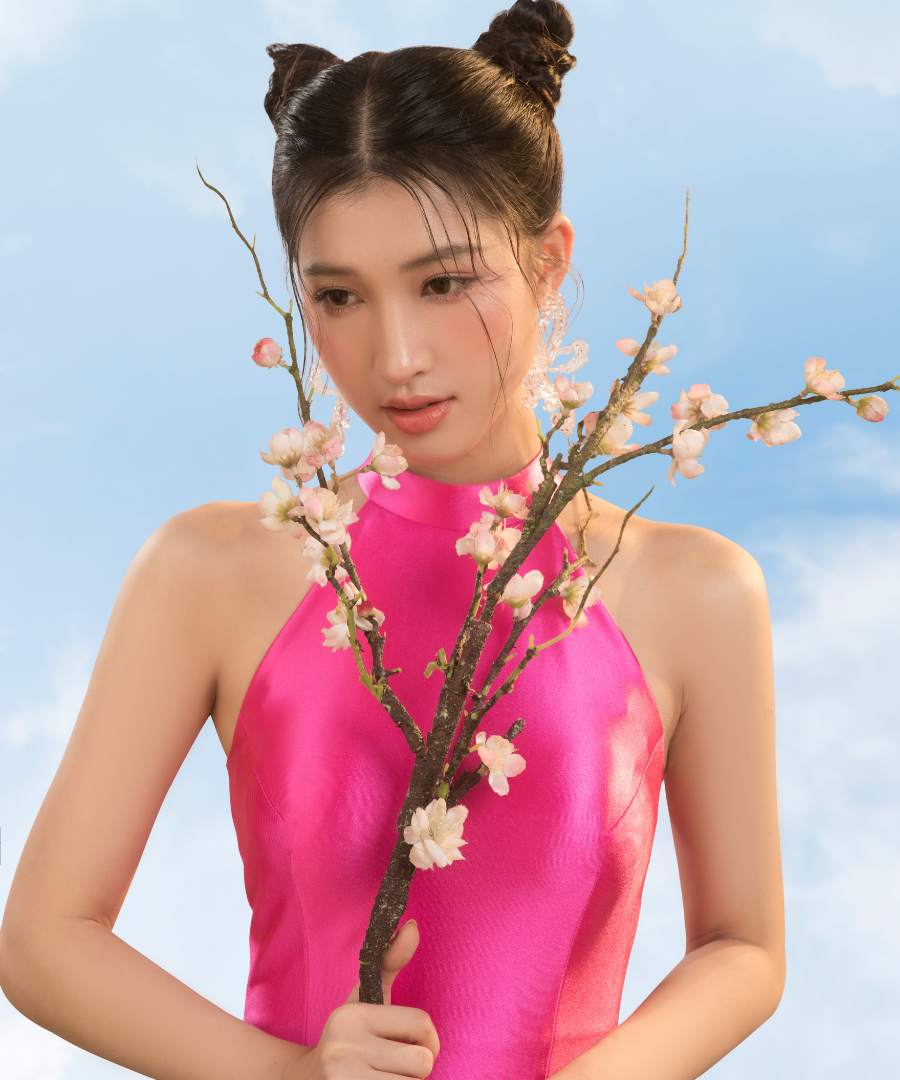 Trong bộ ảnh Tết thứ hai, nàng hậu chọn trang phục áo dài hồng với thiết kế cổ yếm lạ mắt. Trong bộ ảnh Tết thứ hai, nàng hậu chọn trang phục áo dài hồng với thiết kế cổ yếm lạ mắt.