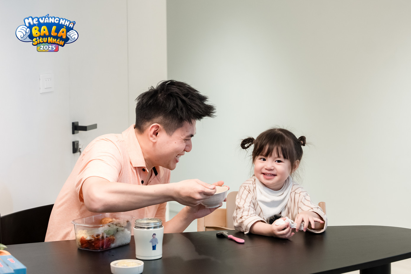 Bé Pam hứng khởi xin bố Hải Long cho xem... anh Dừa khóc. Bé Pam hứng khởi xin bố Hải Long cho xem... anh Dừa khóc.