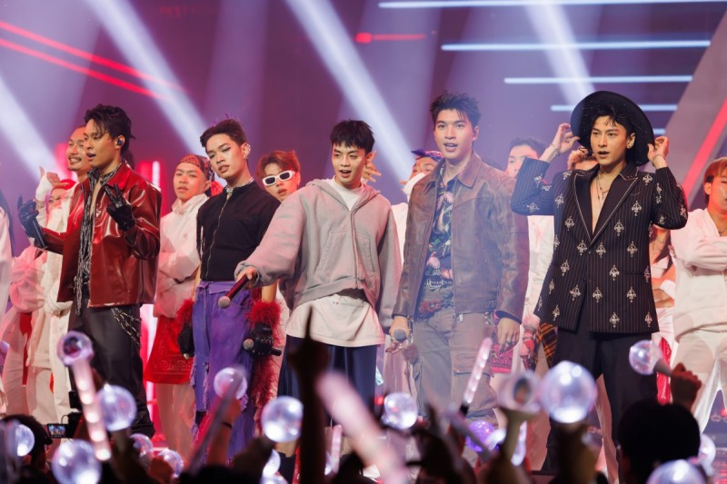 Nhờ phần beat sôi động và lời bài hát mang năng lượng tích cực, ca khúc WALK "được lòng" đa số khán giả trẻ.