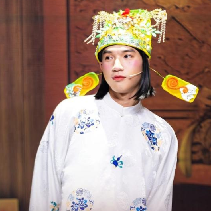 HIEUTHUHAI lần đầu giả gái và thử sức với hài kịch cổ trang. HIEUTHUHAI lần đầu giả gái và thử sức với hài kịch cổ trang.