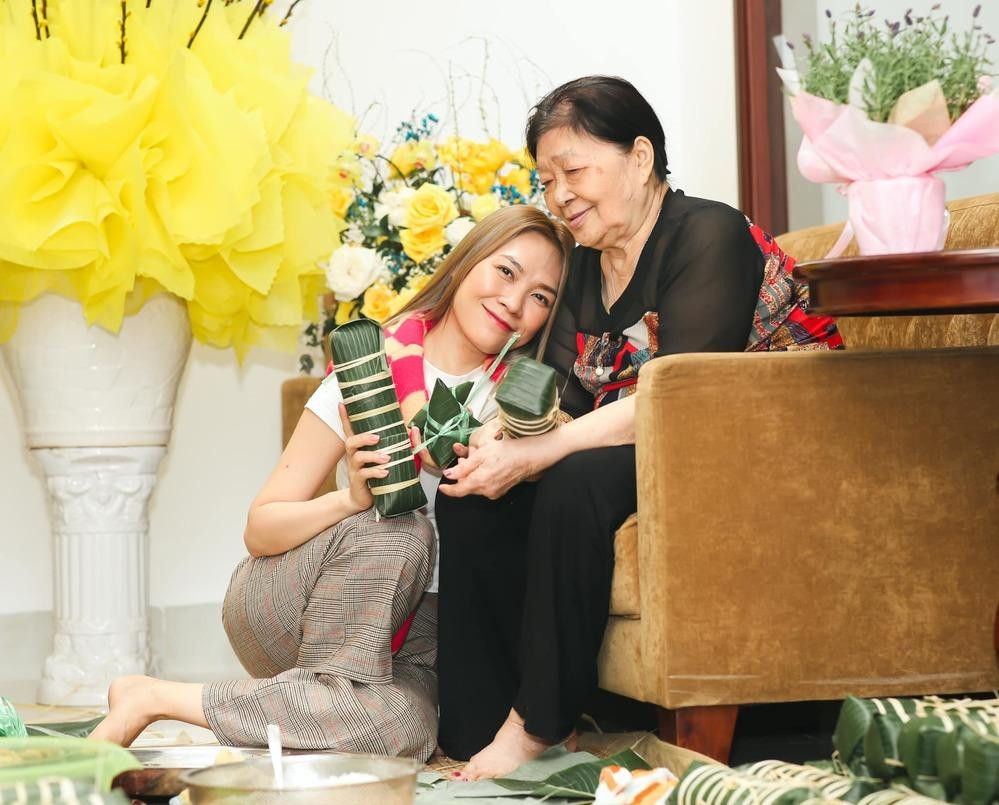 "Họa mi tóc nâu" quây quần bên gia đình vào dịp Tết. "Họa mi tóc nâu" quây quần bên gia đình vào dịp Tết.