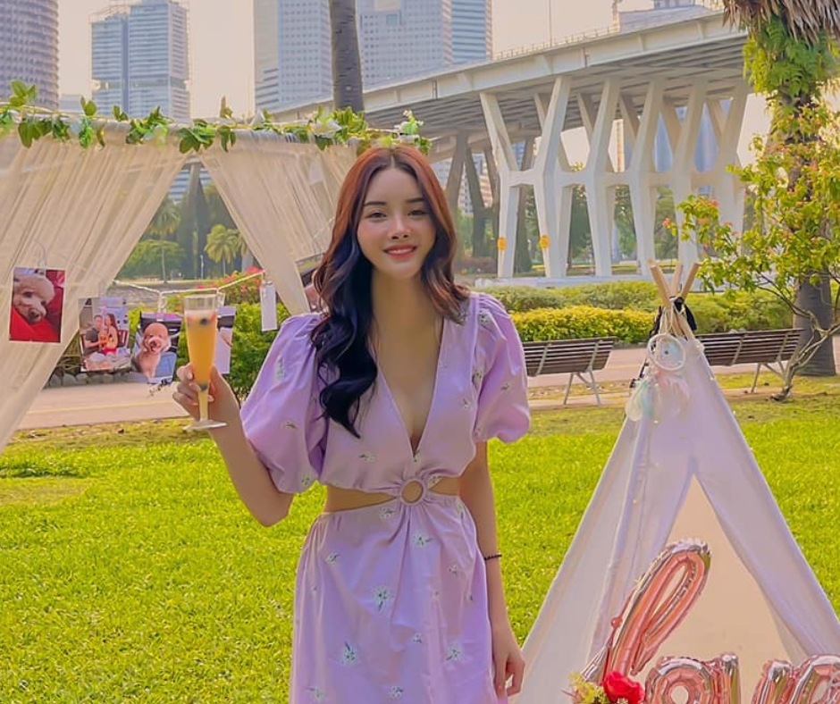 Những item cắt xẻ tinh tế với màu sắc nhẹ nhàng giúp Đan Tiên sở hữu vẻ ngoài cuốn hút. Những item cắt xẻ tinh tế với màu sắc nhẹ nhàng giúp Đan Tiên sở hữu vẻ ngoài cuốn hút.