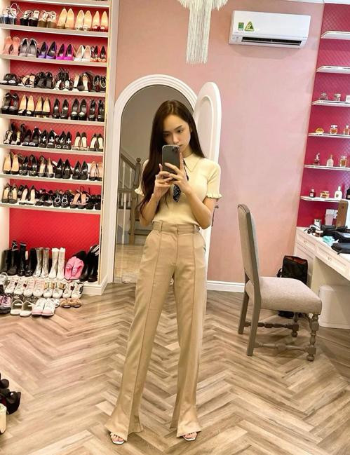 Nhiều người ví kho đồ hiệu của mỹ nhân 9X trông chẳng khác gì store cao cấp trong trung tâm thương mại. Nhiều người ví kho đồ hiệu của mỹ nhân 9X trông chẳng khác gì store cao cấp trong trung tâm thương mại.