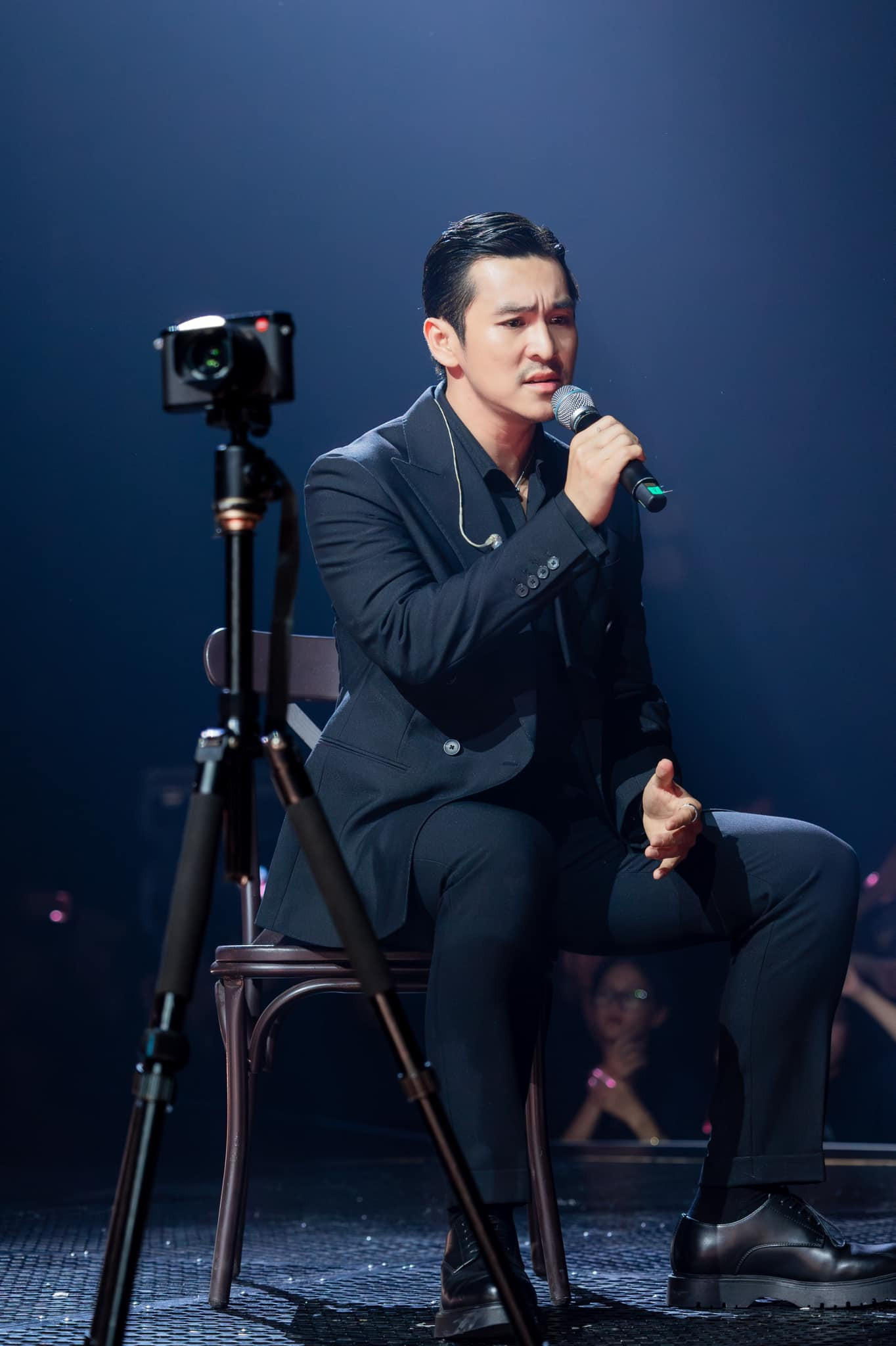 Ca sĩ Thiên Minh đứng vị trí số 3. "Cách đây 16 năm, tôi từng hâm mộ, xin chụp hình với anh Minh. Hiện tại, anh em chúng tôi giữ mối quan hệ thân thiết" - Duy Khánh tiết lộ. Ca sĩ Thiên Minh đứng vị trí số 3. "Cách đây 16 năm, tôi từng hâm mộ, xin chụp hình với anh Minh. Hiện tại, anh em chúng tôi giữ mối quan hệ thân thiết" - Duy Khánh tiết lộ.