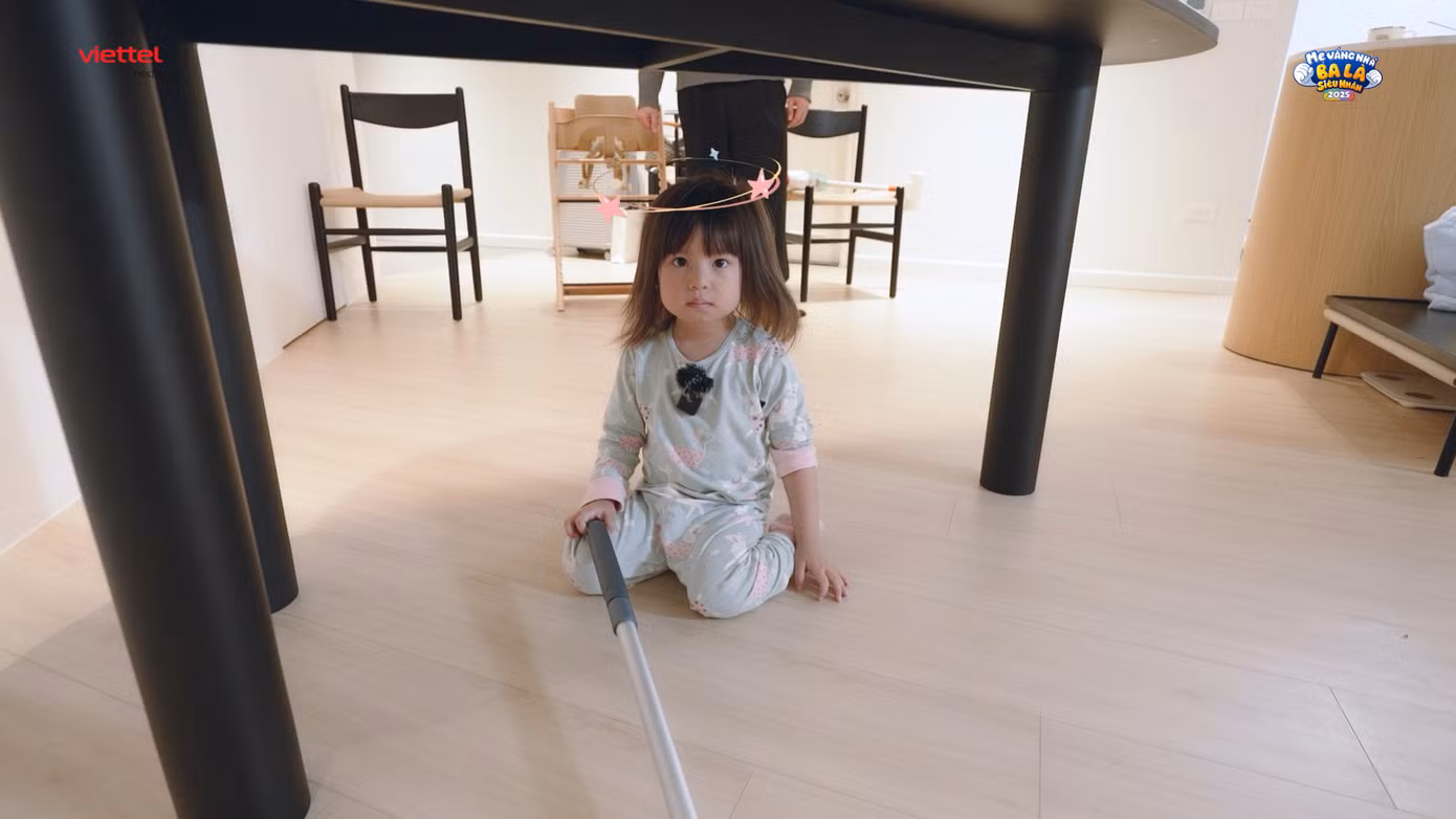 Pam Yêu Ơi "xịt keo cứng ngắt" sau tai nạn ngoài ý muốn dưới bàn ăn.