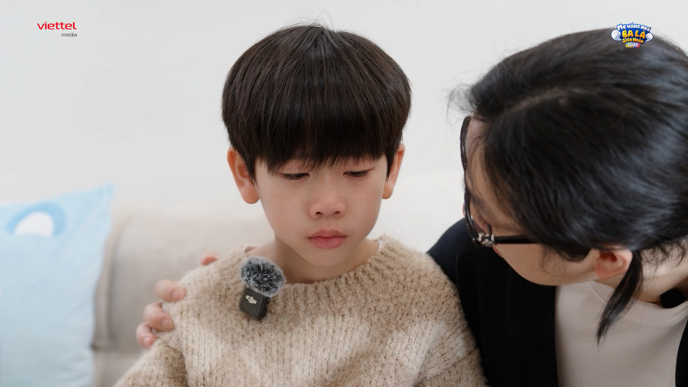 Trước phản ứng của con trai, Ba Duy chỉ biết “cười khờ”, nhẹ nhàng an ủi và không quên dặn dò cậu bé kỹ hơn về việc cần cảnh giác khi gặp người lạ. Trước phản ứng của con trai, Ba Duy chỉ biết “cười khờ”, nhẹ nhàng an ủi và không quên dặn dò cậu bé kỹ hơn về việc cần cảnh giác khi gặp người lạ.