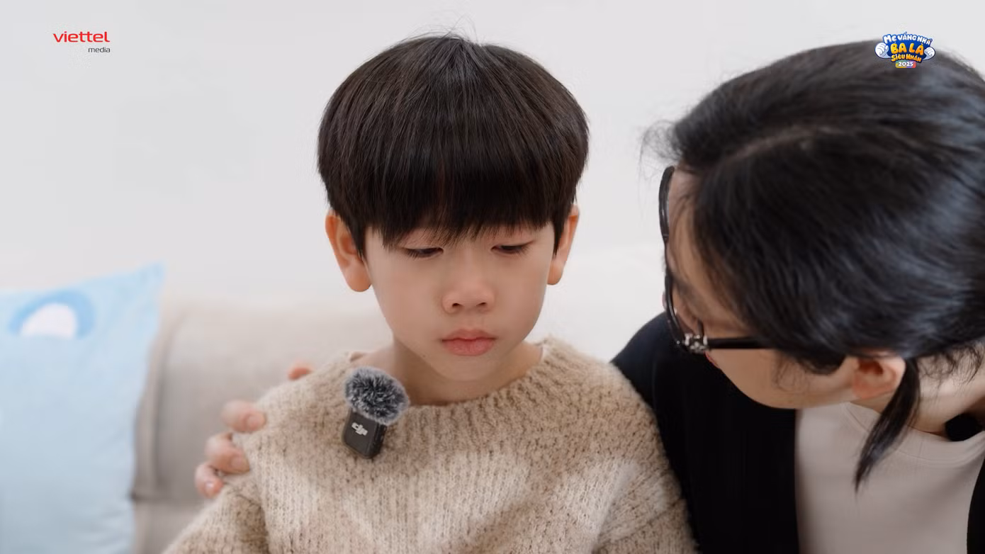 Trước phản ứng của con trai, Ba Duy chỉ biết “cười khờ”, nhẹ nhàng an ủi và không quên dặn dò cậu bé kỹ hơn về việc cần cảnh giác khi gặp người lạ.